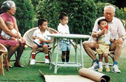 Vợ chồng ông Lý Quang Diệu đùa vui bên các cháu khi về già.