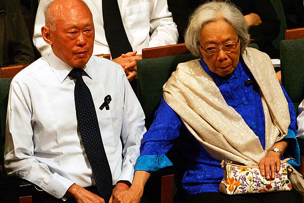 Khi về già, tình cảm của vợ chồng cựu Thủ tướng Lý Quang Diệu vẫn nồng nàn và son sắt như ngày nào.