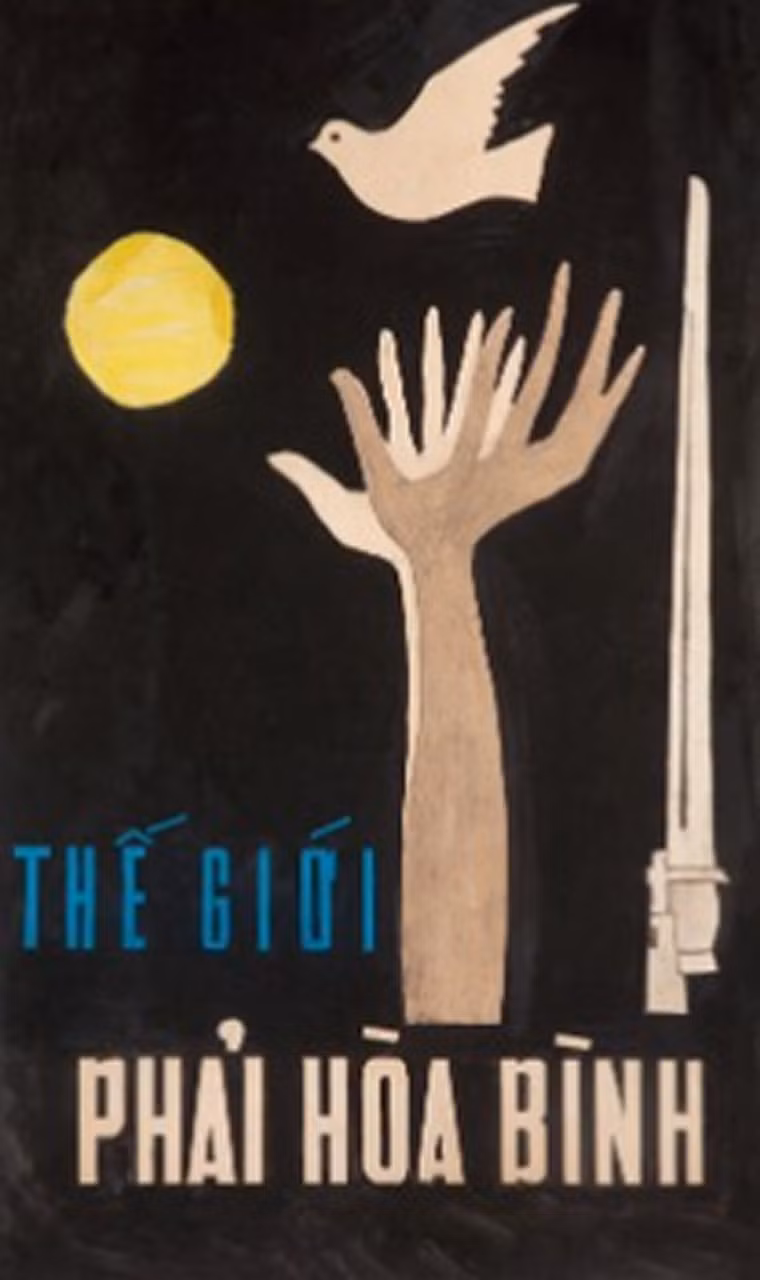 Ông Marzano cũng chia sẻ một số bức tranh cổ động được các nghệ sĩ Việt Nam sáng tác ở ngay mặt sau bản đồ hay tranh cổ động của Liên Xô trong khoảng thời gian khan hiếm giấy, màu vẽ sau năm 1965.