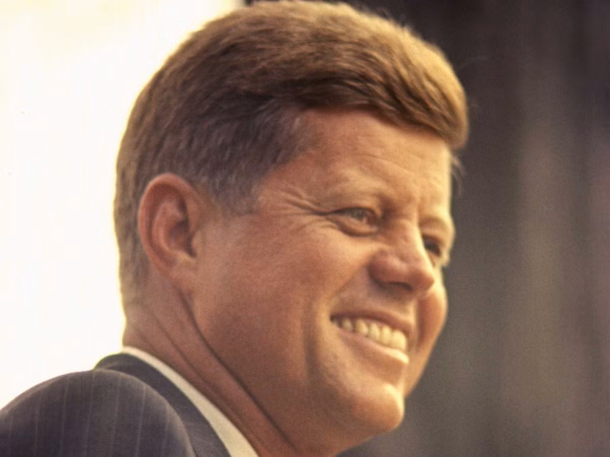 John F. Kennedy là tổng thống Mỹ thứ 35, bị ám sát vào năm 1963 khi ở năm thứ ba của nhiệm kỳ tổng thống. Tổng thống Kennedy có chỉ số IQ là 158. Ông đã tốt nghiệp ĐH Harvard năm 1940 và gia nhập Hải quân Mỹ sau đó.