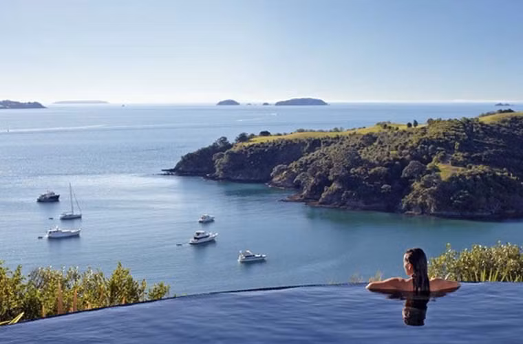 Xếp thứ 2 là đảo Waiheke, New Zealand cuốn hút du khách với những bãi biển tuyệt đẹp. Du khách chỉ mất 30 phút đi phà Hauraki để đến hòn đảo xinh đẹp, lãng mạn này.