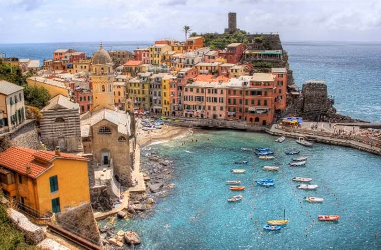 Làng chài Vernazza thuộc vùng Tây Bắc Italy gây ấn tượng với những ngôi làng trên vách đá. Thêm vào đó, du khách có thể đi bộ quanh những cánh đồng nho tuyệt đẹp rồi thưởng thức bữa ăn ngoài trời lãng mạn.