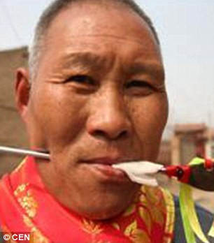 Đó chính là lý do giải thích tại sao nam giới thường mặc những trang phục đặc biệt và vẽ lên mặt vô cùng đáng sợ.