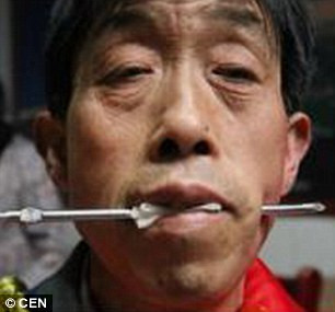 Lễ hội truyền thống có lịch sử lâu đời này được người dân tổ chức trong dịp mừng năm mới.