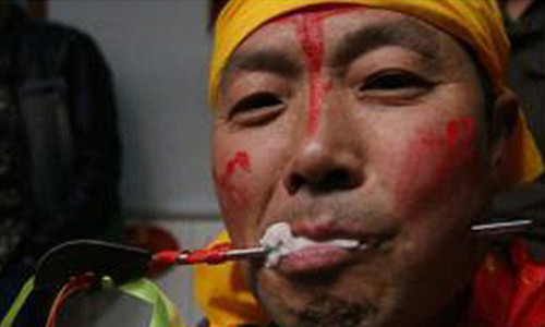 Lễ hội rùng rợn này được chia làm 3 phần: nam giới thực hiện việc xuyên thanh sắt nhọn qua miệng. Sau đó, họ sẽ đi diễu hành qua đám đông và bị mọi người đánh bằng roi để xua đuổi điềm xấu. Sau cùng, người ta sẽ bỏ thanh sắt nhọn ra khỏi miệng.