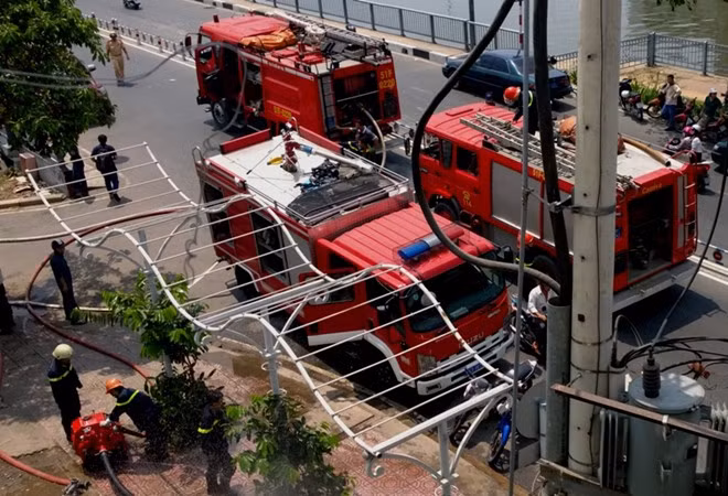 Hơn 150 cảnh sát PCCC quận 1, 4, 8 và hàng chục xe cứu hỏa, ca nô chữa cháy trên sông được huy động. Đường Bến Vân Đồn bị phong tỏa hoàn toàn.