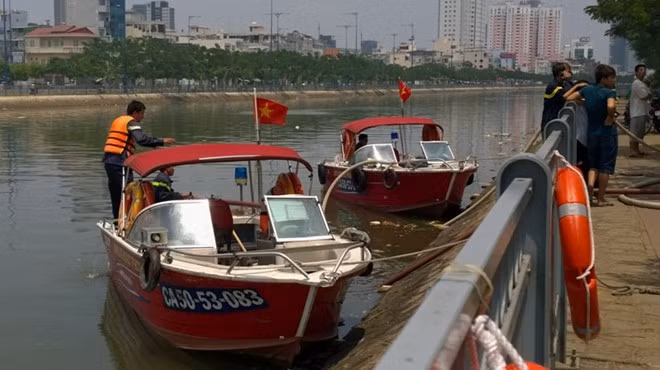 Ca nô được điều động đến hút nước từ sông lên chữa cháy.