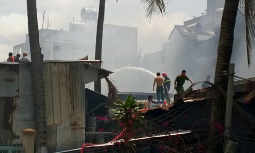 Ngọn lửa phát ra được xác định từ ngôi nhà của bà Nguyễn Thị Ánh Nguyệt, rồi lan nhanh sang các căn nhà khác.