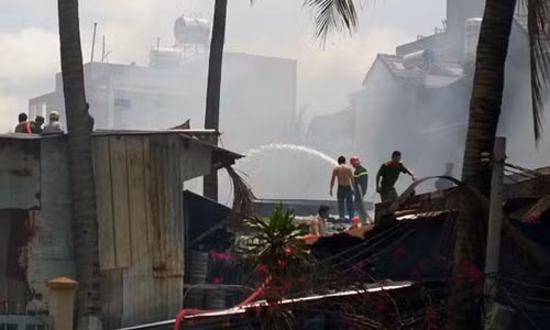 Ngọn lửa phát ra được xác định từ ngôi nhà của bà Nguyễn Thị Ánh Nguyệt, rồi lan nhanh sang các căn nhà khác.