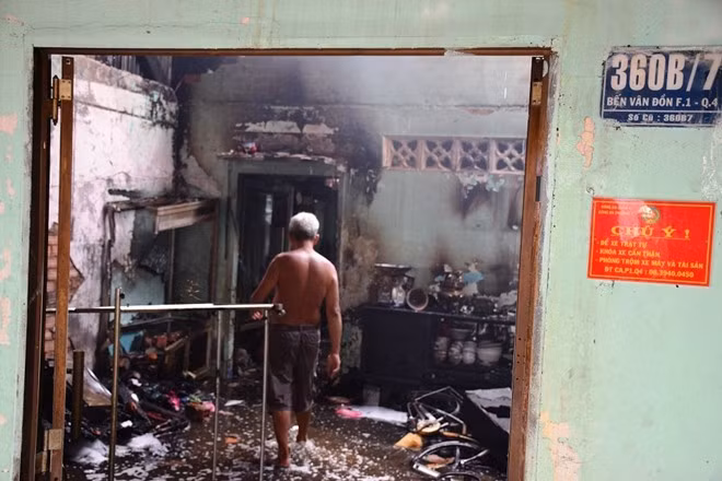 30 phút sau, đám cháy cơ bản được khống chế. Vụ hỏa hoạn đã thiêu rụi 5 căn nhà, 3 căn hư hỏng nặng. Cơ quan chức năng đang thống kê thiệt hại và điều tra vụ việc.