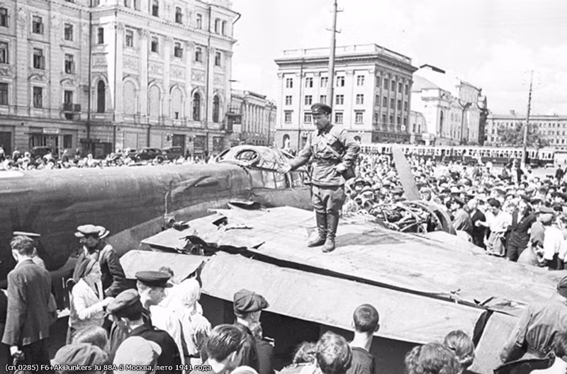 Rất nhiều người đã đến tận nơi chiêm ngưỡng cỗ chim sắt khổng lồ của phát xít Đức bị Không quân Liên Xô bắn hạ năm 1941.