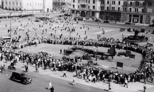 Máy bay Junkers Ju 88A-5 của Đức được trưng bày ở quảng trường rộng lớn giữa lòng thủ đô Moscow.