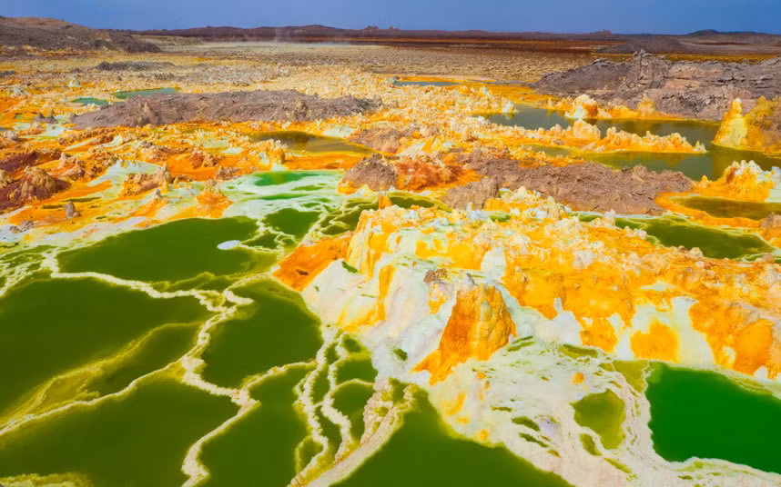 Núi lửa Dallol ở Ethiopia nằm thấp hơn mực nước biển khoảng 116 m. Chính vì vậy, đây là ngọn núi lửa trên cạn thấp nhất trên Trái đất.
