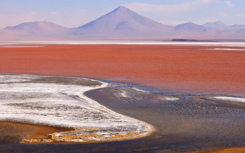 Salar de Uyuni ở Bolivia là cánh đồng muối lớn nhất thế giới. Kỳ quan thiên nhiên này được hình thành từ nhiều hồ nước vào thời tiền sử và chiếm khoảng một nửa trữ lượng lithium của thế giới.