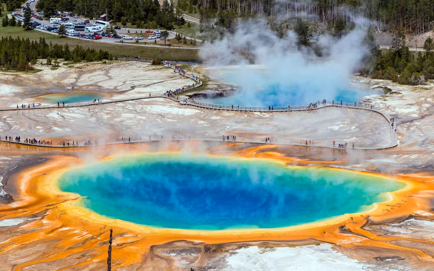 Suối nước nóng Grand Prismatic Spring ở Wyoming, Mỹ là suối nước nóng lớn thứ 3 thế giới. Tên của suối nước nóng này được đặt theo màu sắc nổi bật của con suối: xanh da trời, xanh lá cây, vàng, cam, vàng, đỏ và nâu.