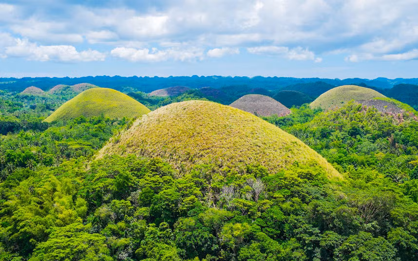 Những ngọn đồi chocolate ở đảo Bohol, Philippines là một trong 10 cảnh quan đẹp nhất thế giới. Để chiêm ngưỡng vẻ đẹp tuyệt mỹ ở nơi nơi đây, du khách nên đến vào mùa Hè. Khi đó, những ngọn đồi ở nơi đây khoác lên mình màu áo nâu tuyệt đẹp.
