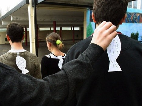 Tại Pháp, ngày 1/4 được gọi là "Poisson d'Avril" có nghĩa "những con cá tháng tư". Vào ngày hôm đó, trẻ em Pháp thường trêu đùa bạn bè bằng cách dán cá giấy lên lưng người bị lừa.