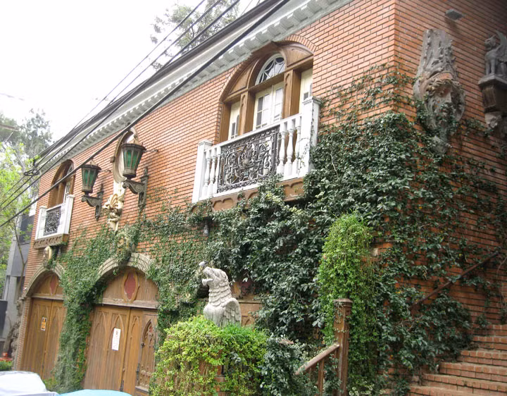 Mặc dù cấu trúc ban đầu của ngôi nhà ảo thuật gia này từng ở bị phá hủy sau khi ông qua đời nhưng một số nhân chứng đã nhìn thấy hồn ma ông xuất hiện tại khu nhà.