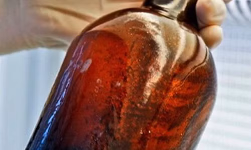 To mo chai bia 170 tuoi phat hien duoi xac tau dam