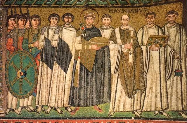 Trong đó, hai trường đại học nổi tiếng nhất của đế chế này là Alexandria và Constantinople. Giáo dục được mở rộng cho toàn dân nhưng chi phí phải đóng góp. Do đó, phần lớn người tiếp cận nền giáo dục là từ tầng lớp giàu có và trung lưu.