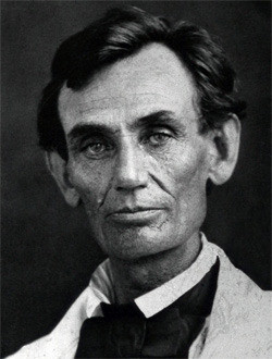 2. Tổng thống Abraham Lincoln từng làm người phục vụ ở quầy rượu trước khi trở thành ông chủ Nhà Trắng. Trong khoảng thời gian từ năm 1831-1837, Tổng thống Lincoln đã bỏ vốn làm ăn cùng với người bạn có tên William Berry mở một quán rượu nhỏ với tên gọi Berry và Lincoln ở thị trấn New Salem.
