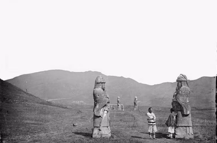 Trong ảnh là con đường dẫn đến ngôi mộ của hoàng đế nhà Minh ở Nam Kinh. Nam Kinh từng được chọn làm kinh đô của một số triều đại.