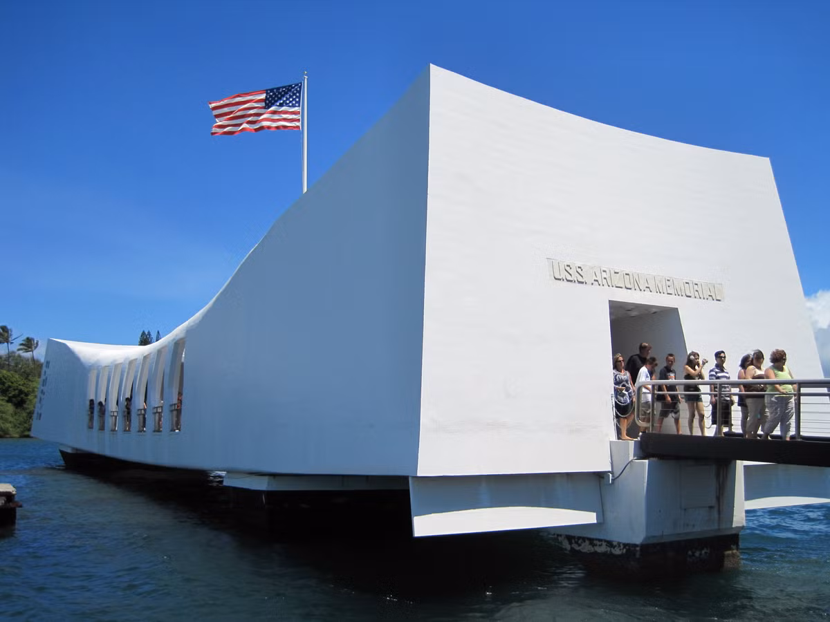 Sự kiện này đã kéo Mỹ vào Chiến tranh thế giới 2. Vào ngày hôm đó, tàu USS Arizona bị đánh chìm và là nơi an nghỉ của 1.102 thủy quân lục chiến và thủy thủ Mỹ trong sự kiện Trân Châu Cảng.