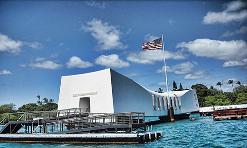 2. Đài tưởng niệm tàu USS Arizona ở Trân Châu Cảng, Hawaii, Mỹ. Vào ngày 7/12/1941, Nhật Bản bất ngờ tấn công vào căn cứ quân sự của Mỹ ở Trân Châu Cảng, khiến 2400 thủy thủ, binh sỹ Mỹ thiệt mạng.