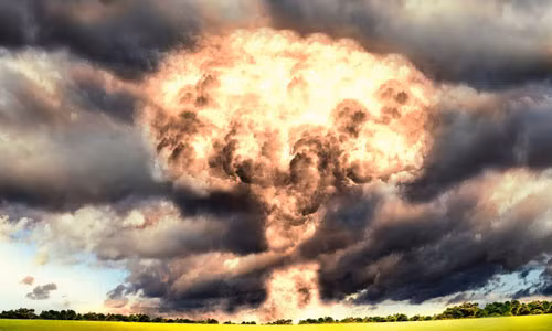 Bom nguyên tử là một trong những vũ khí có tính sát thương kinh hoàng nhất. Theo ước tính, năm 1945, Mỹ đã thả 2 quả bom nguyên tử xuống Nhật Bản, khiến khoảng 200.000 người thiệt mạng. Đây là cuộc tấn công bom nguyên tử đầu tiên trên thế giới và khiến cộng đồng quốc tế chấn động trước sức hủy diệt của loại vũ khí hạt nhân này.