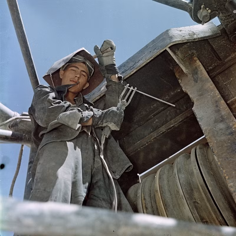 Công nhân làm việc hăng say trên công trường.