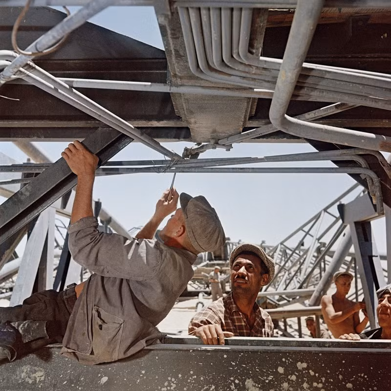 Dù vất vả, khó khăn nhưng công nhân Liên Xô luôn nỗ lực hoàn thành tốt nhất công việc được giao.