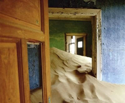 Kolmanskop là thành phố "ma" nổi tiếng ở miền Nam Namibia. Vào những năm 1900, nơi đây là thành phố khai thác mỏ sầm uất với các hoạt động khai thác kim cương nên rất nhiều trường học, bệnh viện, quán bar... được mở tại đây. Tuy nhiên, đến những năm 1950, nguồn khai thác kim cương cạn kiệt, Kolmanskop bị bỏ hoang và bị cát xâm lấn.