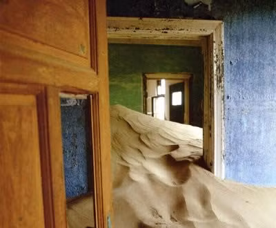 Kolmanskop là thành phố "ma" nổi tiếng ở miền Nam Namibia. Vào những năm 1900, nơi đây là thành phố khai thác mỏ sầm uất với các hoạt động khai thác kim cương nên rất nhiều trường học, bệnh viện, quán bar... được mở tại đây. Tuy nhiên, đến những năm 1950, nguồn khai thác kim cương cạn kiệt, Kolmanskop bị bỏ hoang và bị cát xâm lấn.
