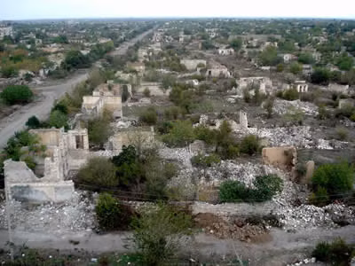 Thành phố ma Agdam ở Azerbaijan từng là nơi sinh sống của hơn 150.000 người. Tuy nhiên, dân số đã giảm sút đáng kể sau khi xảy ra chiến tranh Nagorno - Karabakh năm 1993. Vào những năm 1990, nơi đây bị phá hủy, nhiều tòa nhà bị cướp bóc khiến dân cư chuyển đến các khu vực khác ở Azerbaijan và Iran sinh sống.
