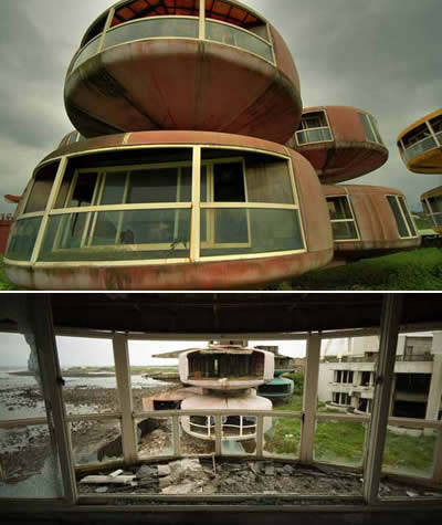 Những ngôi nhà ma ám rùng rợn ở San Zhi, Đài Loan ban đầu được dự tính xây dựng rồi bán cho binh sĩ Mỹ. Kế hoạch này được triển khai từ năm 1978. Tuy nhiên, đến năm 1980, việc xây dựng những ngôi nhà này bị dừng lại do mất nguồn đầu tư.