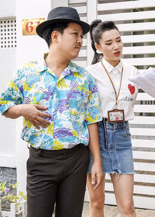 Nhã Phương mặc trang phục trẻ trung khoe dáng vóc thon gọn bên Trường Giang. Ảnh: Dân Việt