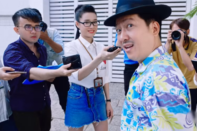 Trường Giang cũng đóng 2 vai: MC dẫn bản tin giải trí và "nghệ sĩ Trường Giang". Ảnh: Vietnamnet