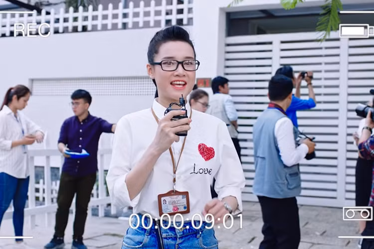 Trong video quảng cáo, Nhã Phương đảm nhận vai nữ phóng viên Nhã ra nhã vô và "diễn viên Nhã Phương". Ảnh: Saostar