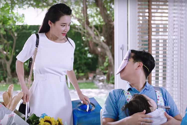 Giữ đúng lời hứa, trong một video khác, Trường Giang và Nhã Phương xuất hiện trong vai một cặp vợ chồng có con gái nhỏ. Trong phân cảnh nhân viên giao hàng tới và hỏi vợ chồng Trường Giang: "Chị Phương mới sinh con gái xong nè", Trường Giang thắc mắc: "Sao biết vậy?". Ảnh: Yan