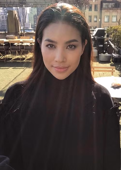 Từ Mỹ, Hoa hậu Phạm Hương khá chăm chỉ cập nhật hình ảnh của mình, đặc biệt trong thời gian trở lại đây.