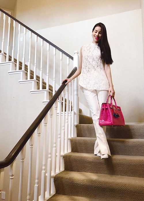 Năm 2018, Phạm Hương cũng từng bị ném đá khi phản hồi kém duyên trước câu hỏi của fan. Cụ thể, khi được một fan hỏi: "Làm thế nào để đẹp như chị", Phạm Hương trả lời: "Hãy đợi kiếp sau để được đẹp như chị".