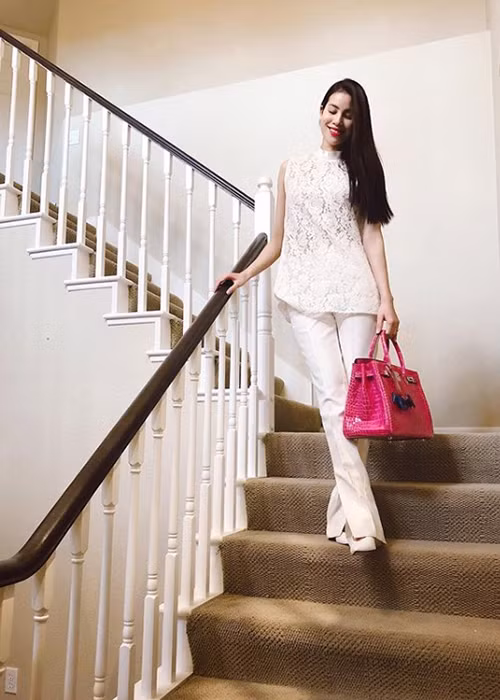 Năm 2018, Phạm Hương cũng từng bị ném đá khi phản hồi kém duyên trước câu hỏi của fan. Cụ thể, khi được một fan hỏi: "Làm thế nào để đẹp như chị", Phạm Hương trả lời: "Hãy đợi kiếp sau để được đẹp như chị".