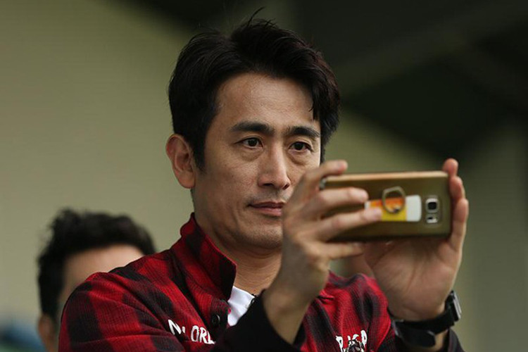 Cha In Pyo thích thú ghi lại hình ảnh HLV Park Hang Seo cùng U23 Việt Nam trong buổi tập. Ảnh: Người đưa tin