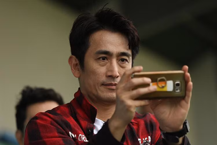 Cha In Pyo thích thú ghi lại hình ảnh HLV Park Hang Seo cùng U23 Việt Nam trong buổi tập. Ảnh: Người đưa tin