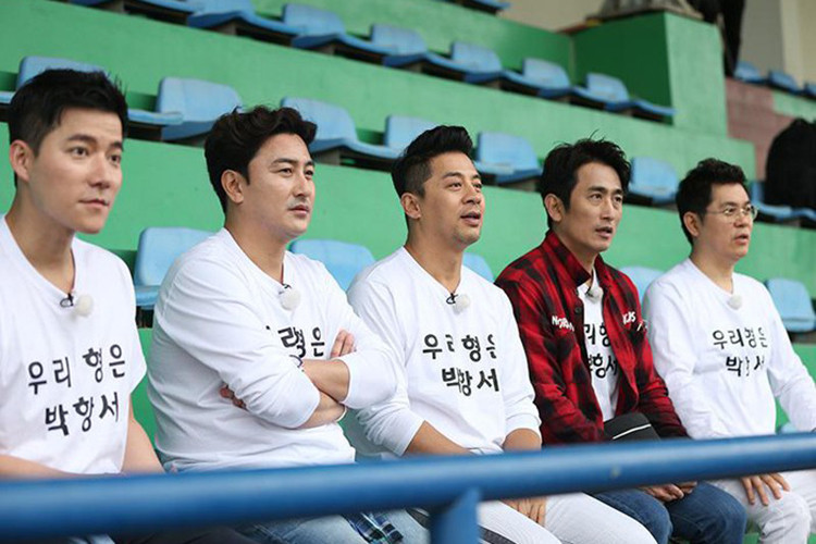 Trước trận đấu giữa đội tuyển U23 Việt Nam và U23 Thái Lan trong vòng loại giải U23 châu Á, dàn nghệ sĩ nổi tiếng Cha In Pyo, Jasper Cho đã đến hỏi thăm HLV Park Hang Seo. Ảnh: Người đưa tin