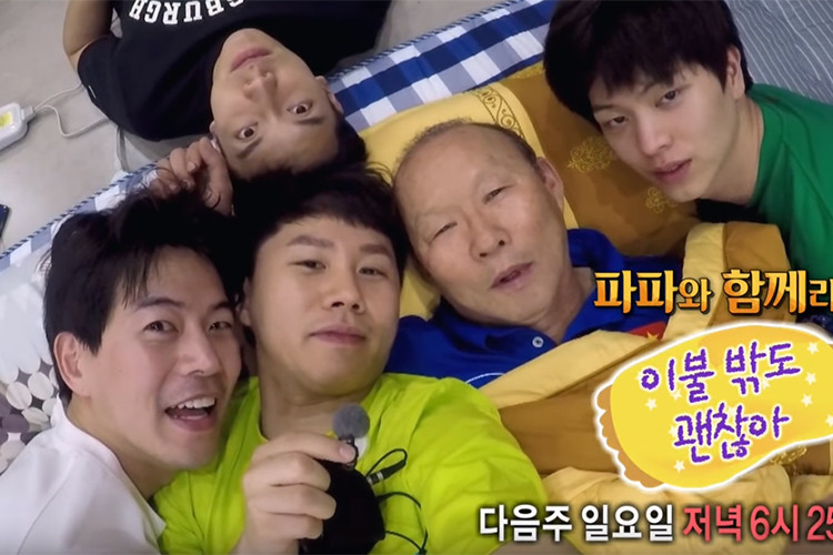 Các nghệ sĩ Lee Seung Gi, Lee Sang Yoon, Yang Se Hyung và Yook Sung Jae cũng phát cuồng vì HLV Park Hang Seo. Ảnh: Tri thức trẻ