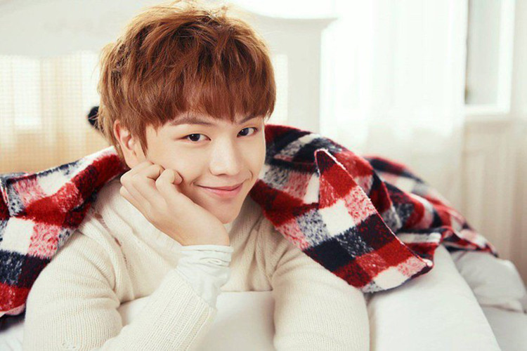 Yook Sung Jae còn từng công khai tình cảm dành cho HLV Park Hang Seo. “Xin chào. Tôi là Sung Jae, thành viên nhóm BTOB. Gửi HLV Park Hang Seo, người đã dạy chúng em những bài học quý báu khi có mặt trong chương trình Master In The House: Em nghe nói thầy đang dẫn dắt tuyển bóng đá Việt Nam tiến tới cúp vô địch lần đầu tiên sau 10 năm ở giải bóng đá Đông Nam Á AFF Cup. Vậy là em được gặp lại thầy phù thủy bất bại trong truyền thuyết Park Hang Seo rồi phải không ạ? Huấn luyện viên Park Hang Seo cố lên!", nam ca sĩ thần tượng chia sẻ. Ảnh: Vietnamnet