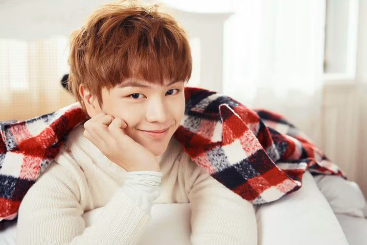 Yook Sung Jae còn từng công khai tình cảm dành cho HLV Park Hang Seo. “Xin chào. Tôi là Sung Jae, thành viên nhóm BTOB. Gửi HLV Park Hang Seo, người đã dạy chúng em những bài học quý báu khi có mặt trong chương trình Master In The House: Em nghe nói thầy đang dẫn dắt tuyển bóng đá Việt Nam tiến tới cúp vô địch lần đầu tiên sau 10 năm ở giải bóng đá Đông Nam Á AFF Cup. Vậy là em được gặp lại thầy phù thủy bất bại trong truyền thuyết Park Hang Seo rồi phải không ạ? Huấn luyện viên Park Hang Seo cố lên!", nam ca sĩ thần tượng chia sẻ. Ảnh: Vietnamnet