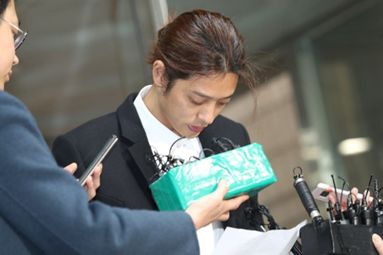 Jung Joon Young đã rơi nước mắt khi đọc lời xin lỗi công khai.