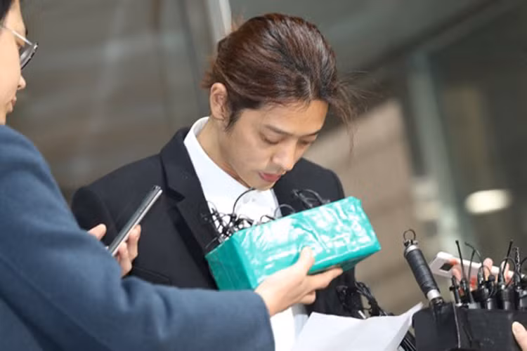 Jung Joon Young đã rơi nước mắt khi đọc lời xin lỗi công khai.